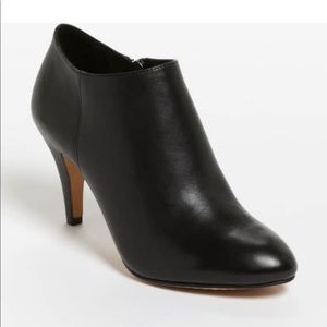Size 7.5 Vince Camuto Vive black leather booties